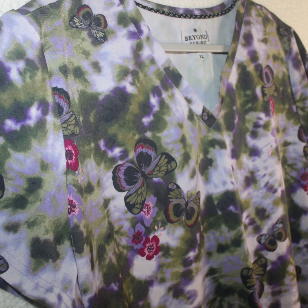 PreLoved Beyond Scrubs Womens Butterfly Floral Tie Dye  Scrub top in Sz (XL) - Picture 5 of 11
